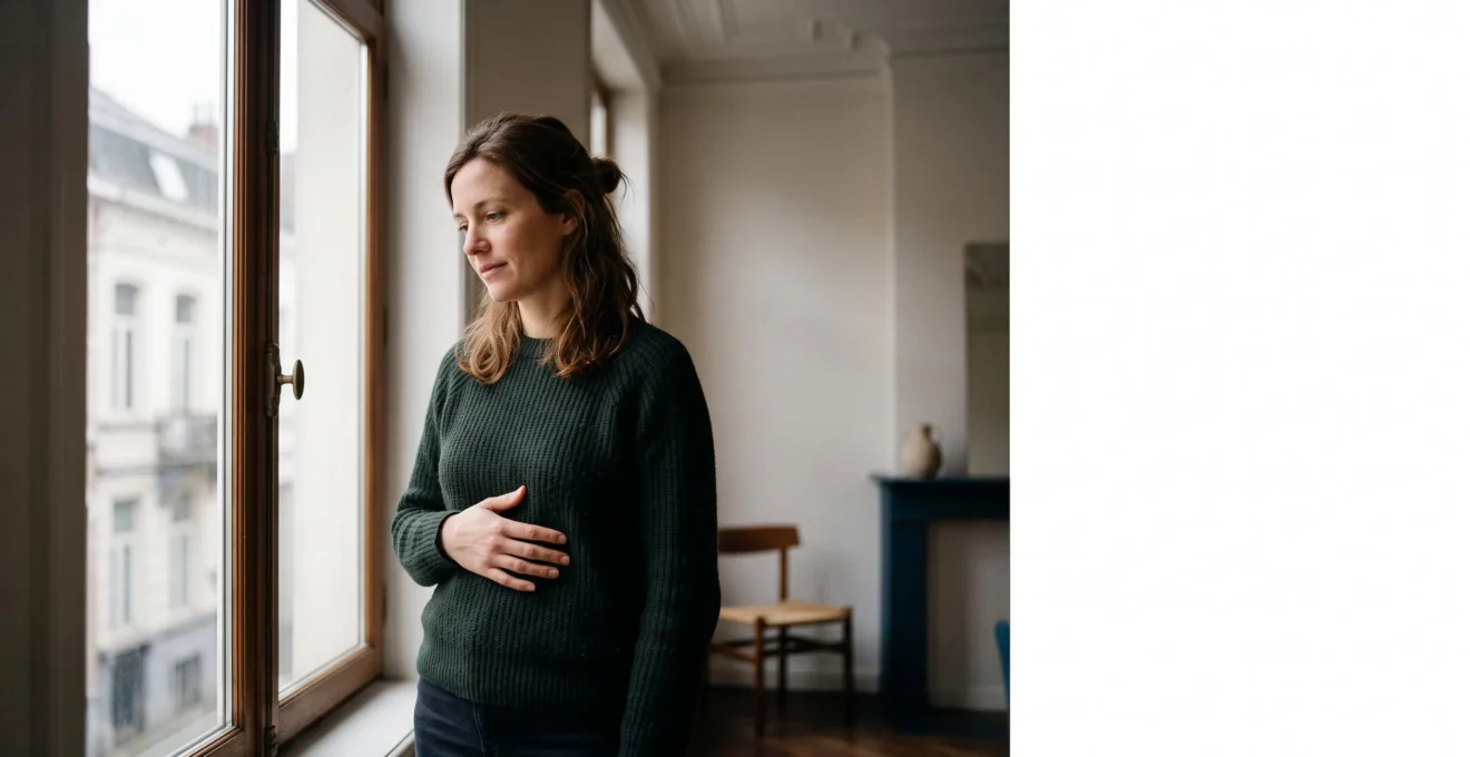 Portrait éditorial d'une femme en pleine lumière naturelle, symbolisant l'écoute de son corps et de ses signaux hormonaux