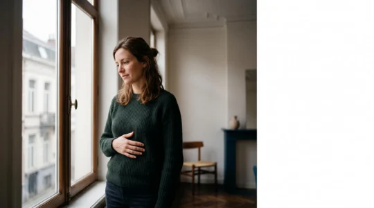 Portrait éditorial d'une femme en pleine lumière naturelle, symbolisant l'écoute de son corps et de ses signaux hormonaux