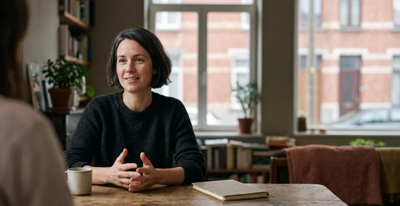 Femme en pleine réflexion lors d'un dialogue apaisé, symbolisant la maîtrise de la communication non violente pour transformer les relations conflictuelles