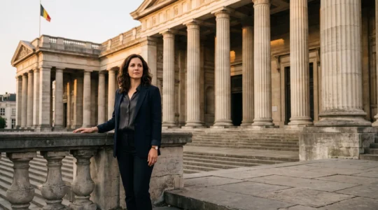 Femme confiante devant un palais de justice belge symbolisant la défense de ses droits légaux