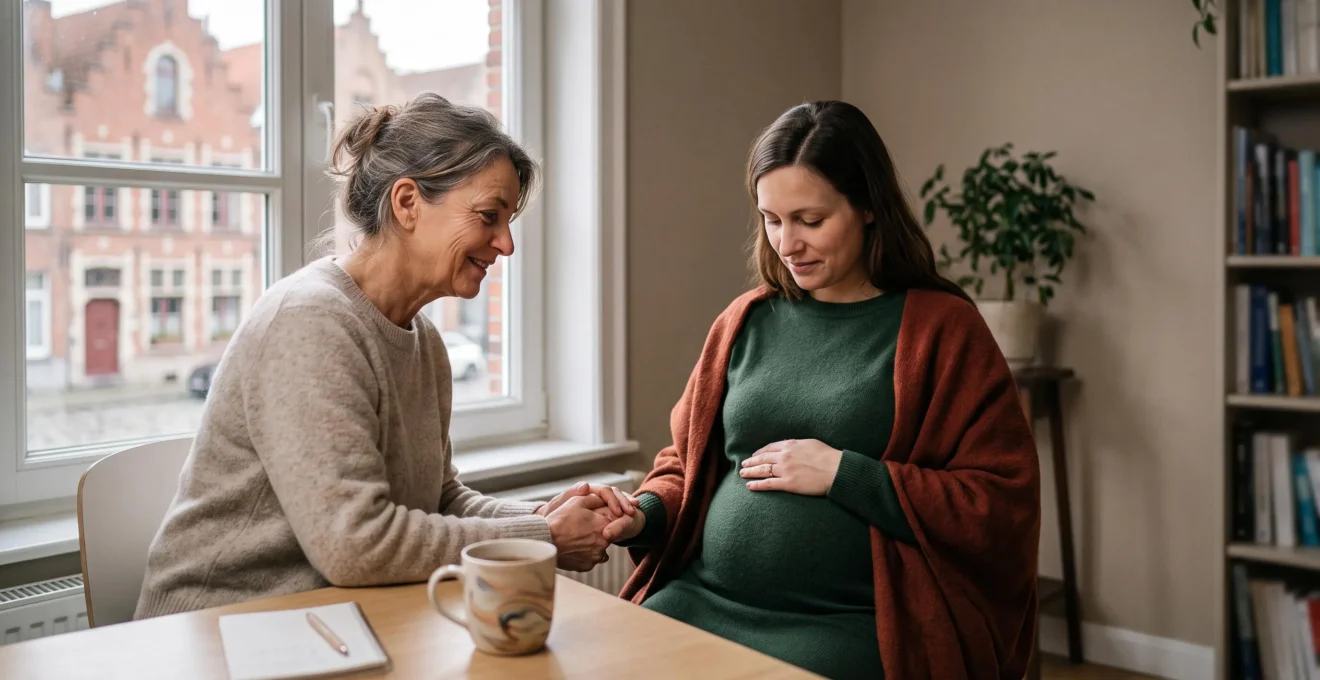 Une sage-femme accompagnant avec bienveillance une femme enceinte lors d'une consultation en Belgique